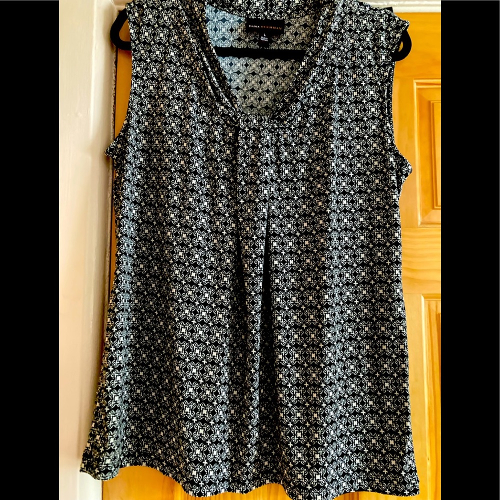 Dana Buchman v neck knit sleeveless blouse